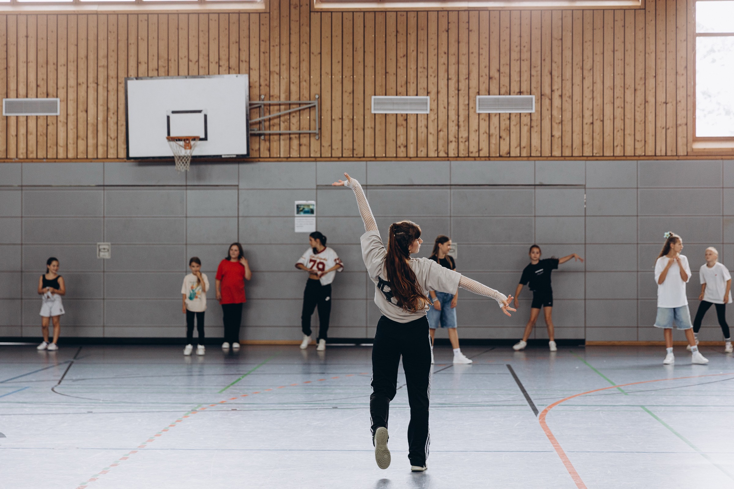 Teilnehmende springen gemeinsam im Kurs