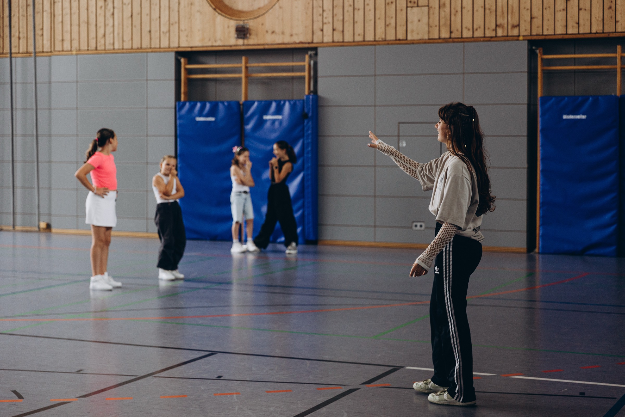 Lea leitet eine Gruppe Kinder beim Tanztraining an