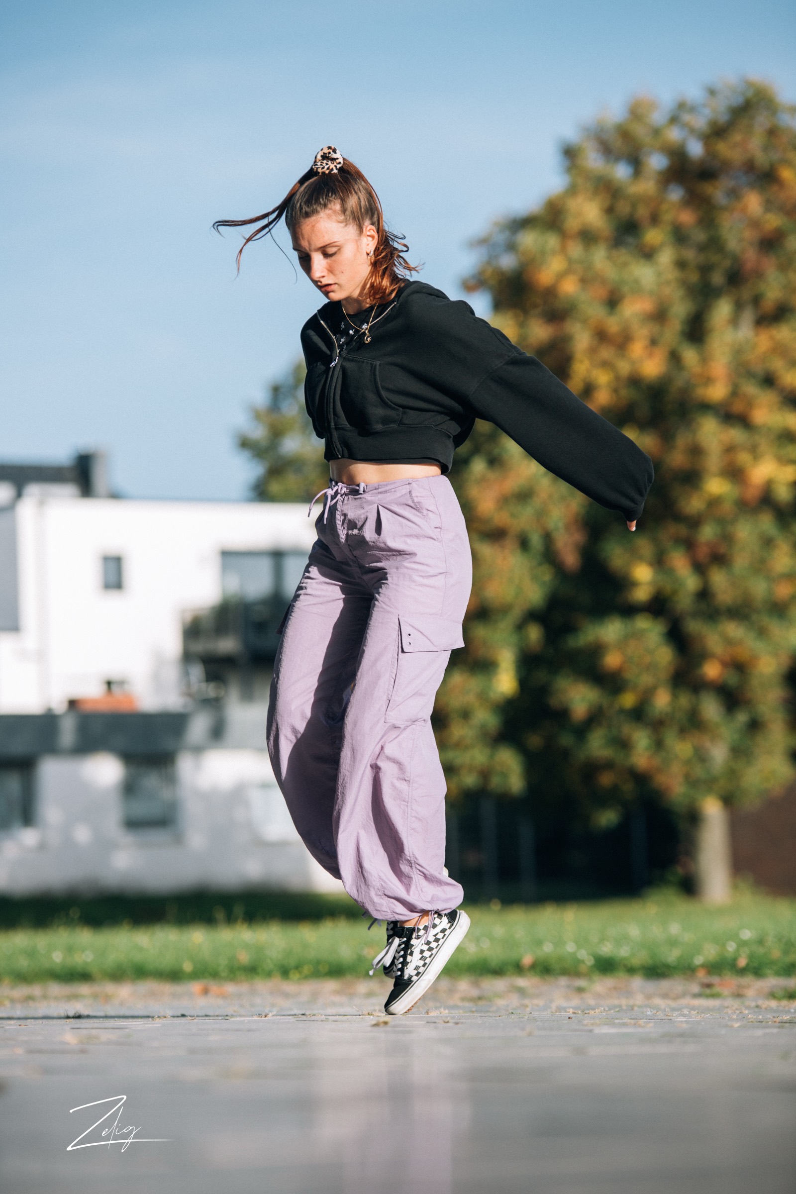 Lea beim Shuffle-Tanz im Freien